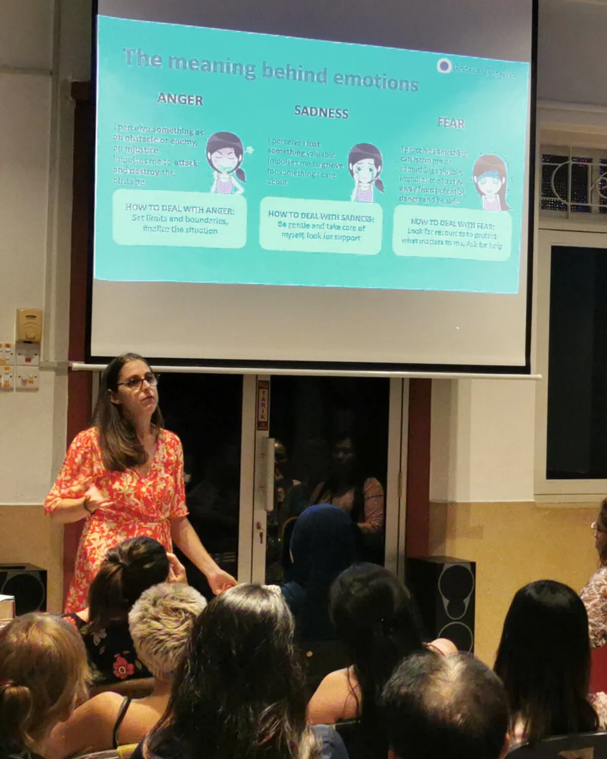 Andrea dando una charla ante una sala llena